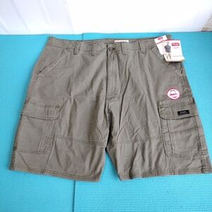 NWT Wrangler Relaxed Fit Cargo Stretch Shorts - Olive Size 44